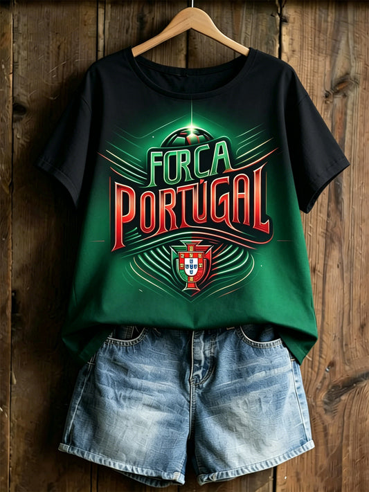 Camiseta com estampa artística de torcida em partida de futebol feminino de Portugal