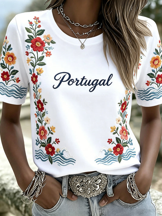 Camiseta com estampa artística de torcida em partida de futebol feminino de Portugal